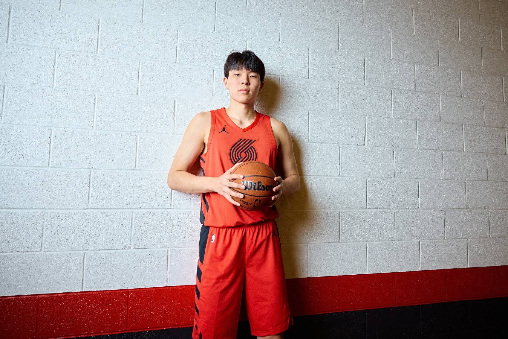 爱游戏-又一NBA球星中国行！曝杨瀚森即将回国 将在青岛举办媒体见面会