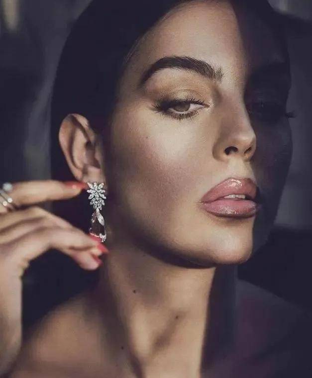 世界杯期间，谁是身材最火辣的球星太太？揭秘！