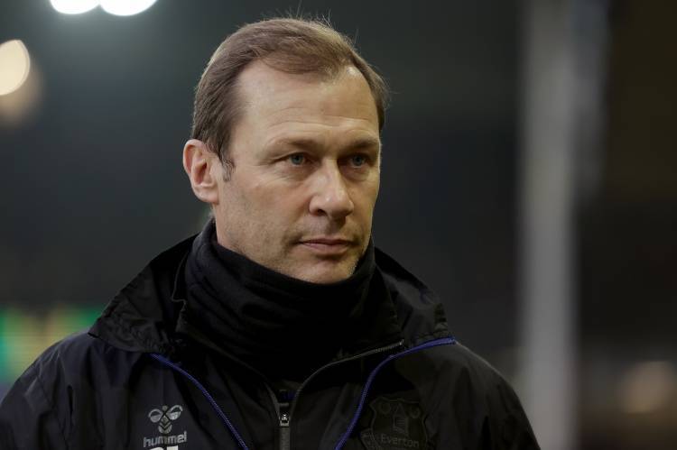 爱游戏体育-埃弗顿名宿弗格森出席球迷父亲葬礼，网友：他是真正的人民英雄